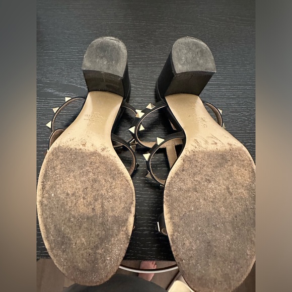 ROCKSTUD CALFSKIN LEATHER SLIDE SANDAL 60 MM - Picture 4 of 5